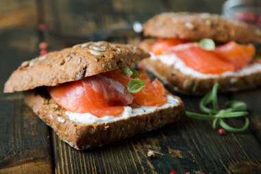 Somonlu sandviç ve tahıllı ekmek.