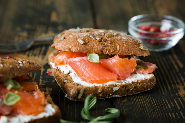 Somonlu sandviç ve tahıllı ekmek.