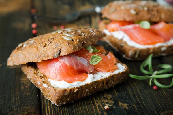 Sandwich Con Salmón Pan Integral — Foto de Stock