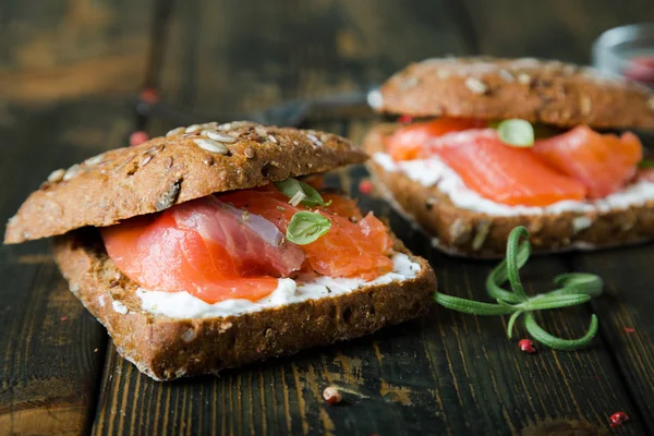 Sandwich Con Salmón Pan Integral — Foto de Stock