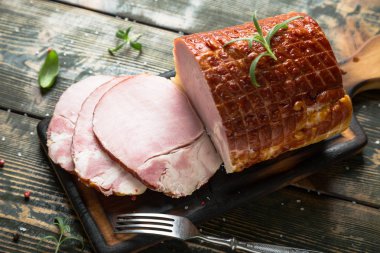 Büyük bir parça füme jambon. Masada et var.