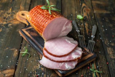 Büyük bir parça füme jambon. Masada et var.