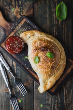 Tavuk ve peynirli Calzone pizzası.