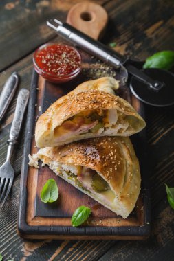 Tavuk ve peynirli Calzone pizzası.