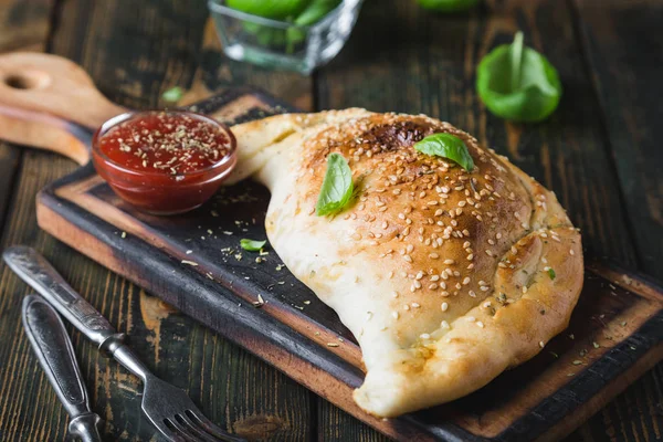 Tavuk ve peynirli Calzone pizzası.