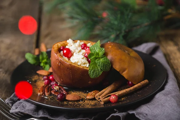 Manzana Horno Con Requesón Bayas Miel Postre Saludable —  Fotos de Stock