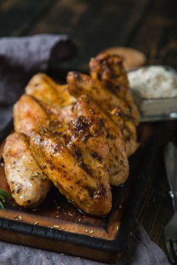 Fırında soslu tavuk kanadı