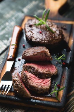 Bir çift ızgara mermer biftek.