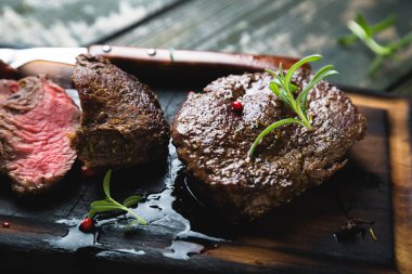 Bir çift ızgara mermer biftek.