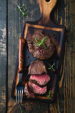 Bir çift ızgara mermer biftek.