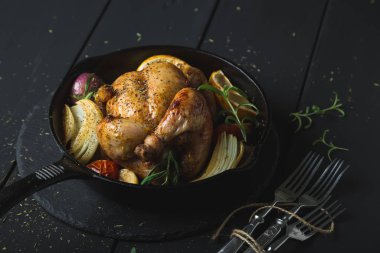 Sebzelerle pişirilmiş sulu tavuk.