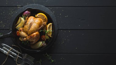 Sebzelerle pişirilmiş sulu tavuk.