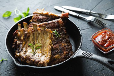 Biberiyeli kızarmış domuz kaburgası.