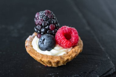 Taze dutlu kekler. Ahududu, böğürtlen ve yabanmersinli tart