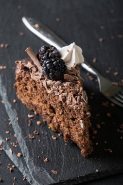 Koyu arkaplanda bir parça çikolatalı pasta