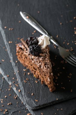 Koyu arkaplanda bir parça çikolatalı pasta