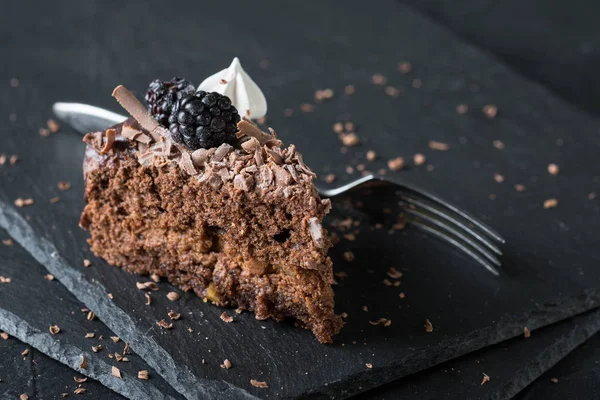 Een Stuk Chocoladetaart Een Donkere Achtergrond — Stockfoto