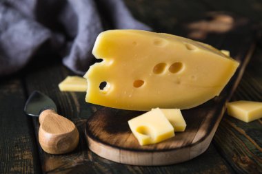 Kesme tahtasındaki bir parça peynir