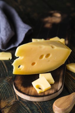 Kesme tahtasındaki bir parça peynir