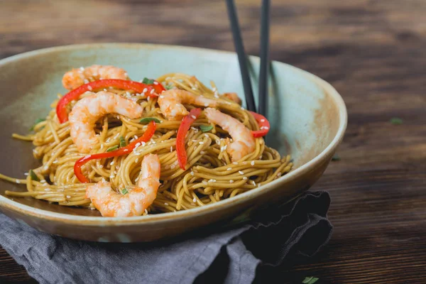 Fideos Huevo Con Pimiento Camarones —  Fotos de Stock