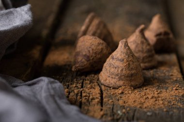 Tahta bir masada çikolatalı trüf mantarı