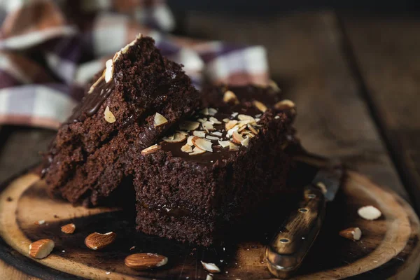 Домашний Шоколадный Торт Миндалем Столе — стоковое фото