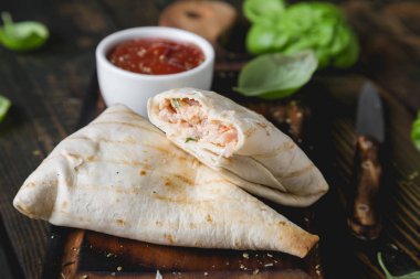 Tortilla sarılı et ve peynirli sandviç.