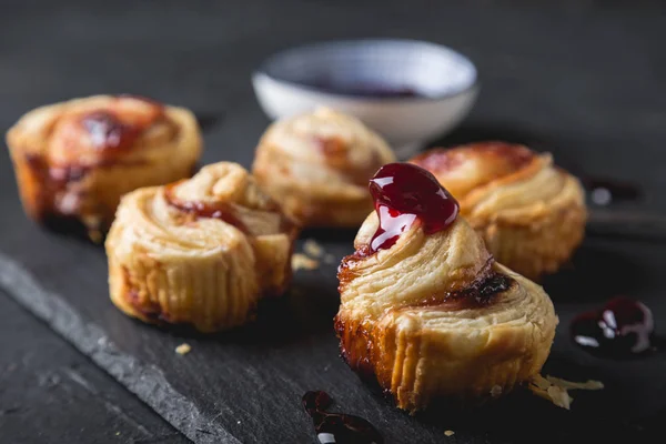 Kleine Blätterteigrollen Mit Kirschmarmelade — Stockfoto