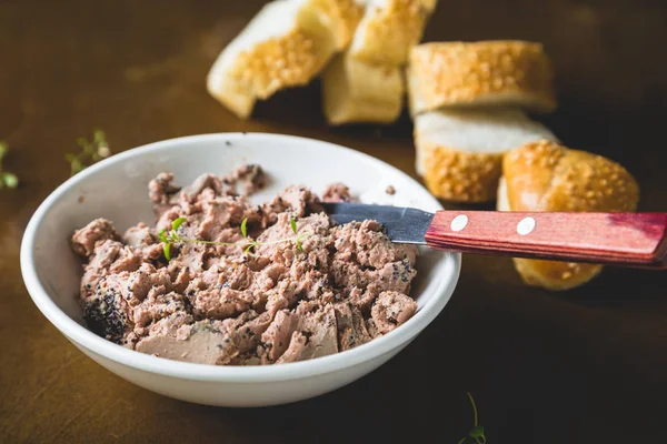 Pate Met Vers Brood Een Houten Tafel — Stockfoto