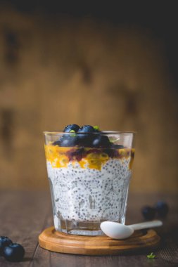 Sağlıklı bir tatlı. Taze Papaya Ezmesi ve Yabanmersinli Chia Pudingi