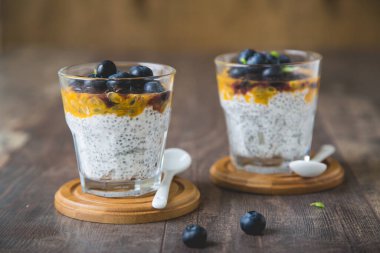 Sağlıklı bir tatlı. Taze Papaya Ezmesi ve Yabanmersinli Chia Pudingi