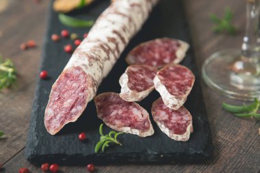 Baharatlı ve otlu sosis.