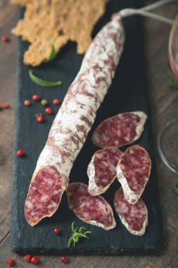 Baharatlı ve otlu sosis.