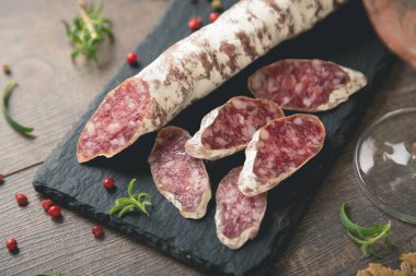 Baharatlı ve otlu sosis.