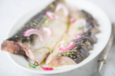 Baharatlı marine edilmiş uskumru.