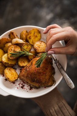 Kızarmış tavuk ve fırında patates, basit bir akşam yemeği.