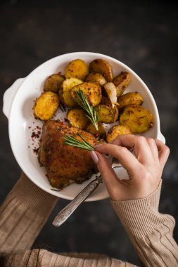 Kızarmış tavuk ve fırında patates, basit bir akşam yemeği.
