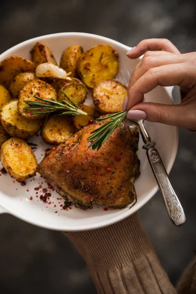 Gebratenes Huhn Und Ofenkartoffeln Einfaches Abendessen — Stockfoto
