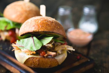 Peynirli ve Marullu Pork Sandviçi