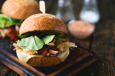 Peynirli ve Marullu Pork Sandviçi