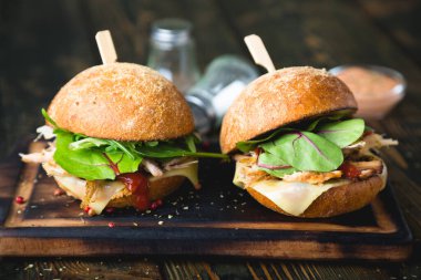 Peynirli ve Marullu Pork Sandviçi