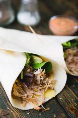 Tortilla soslu domuz eti ve salata.