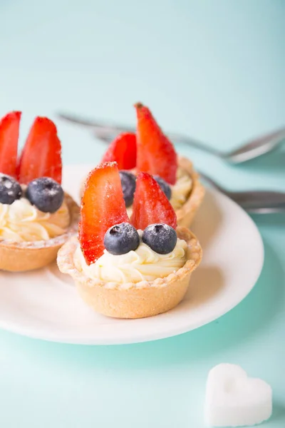 用新鲜浆果做的蛋糕草莓和蓝莓奶油薄荷糖 — 图库照片
