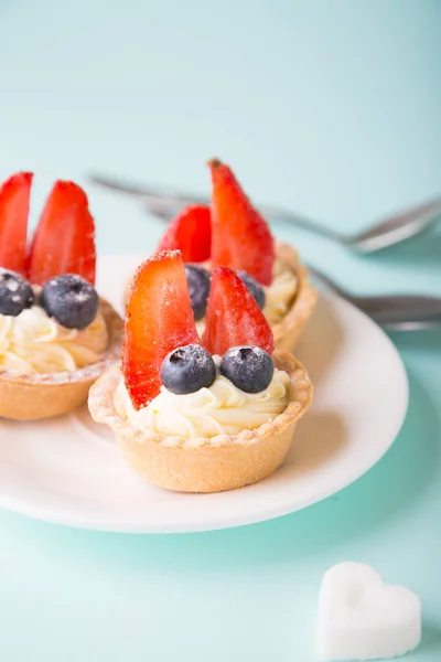 Kue Dengan Buah Berry Segar Cream Tartlet Dengan Stroberi Dan — Stok Foto