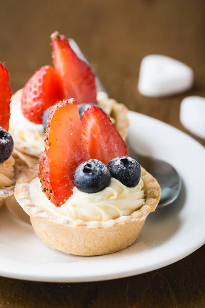 Pasteles Con Bayas Frescas Tartaleta Crema Con Fresas Arándanos — Foto de Stock