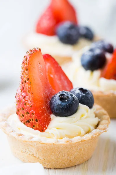 Cakes Fresh Berries Cream Tartlet Strawberries Blueberries — Stock Photo, Image