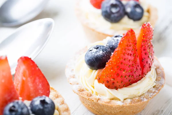 Pasteles Con Bayas Frescas Tartaleta Crema Con Fresas Arándanos — Foto de Stock