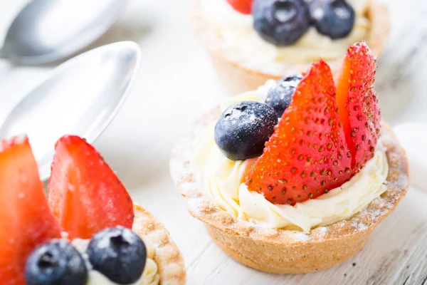 Pasteles Con Bayas Frescas Tartaleta Crema Con Fresas Arándanos — Foto de Stock