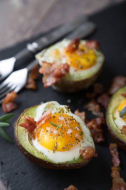 Yumurta ve pastırmalı fırında Avokado.