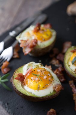 Yumurta ve pastırmalı fırında Avokado.